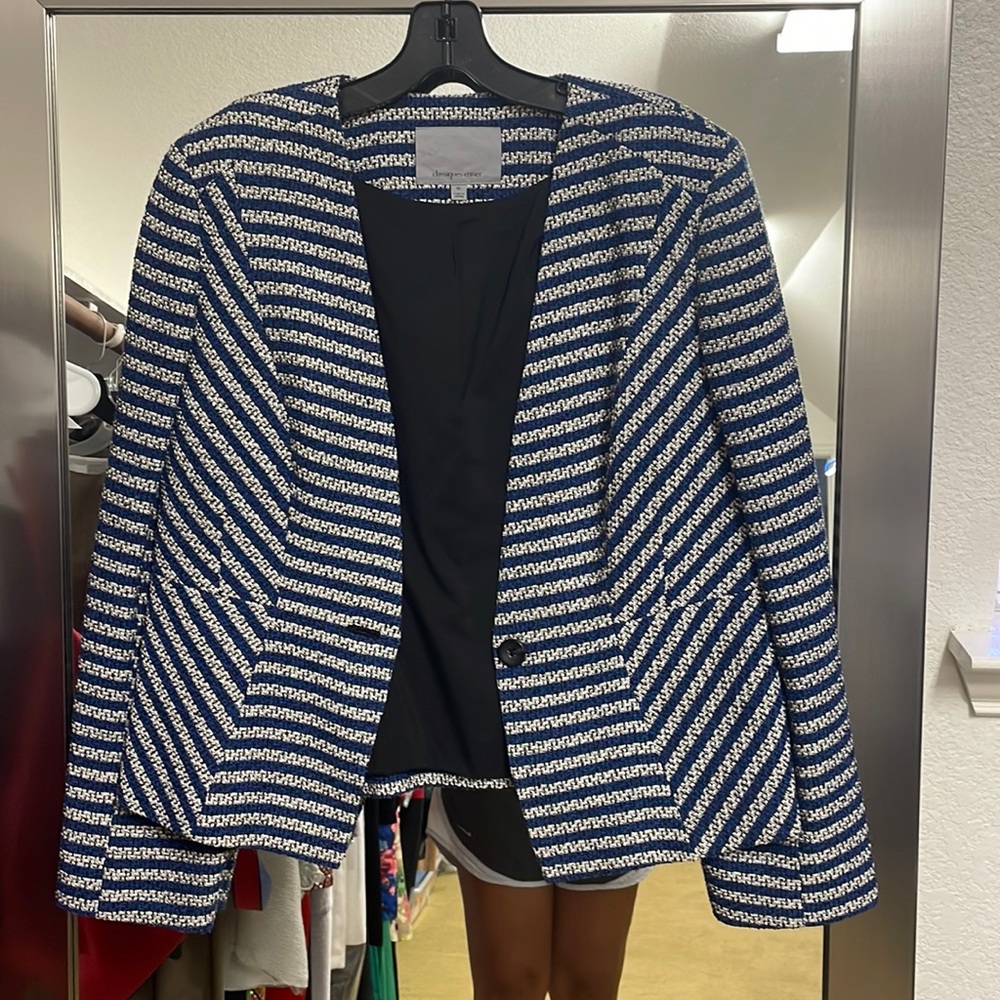 Classifies Entier blazer. Navy black and white size 12